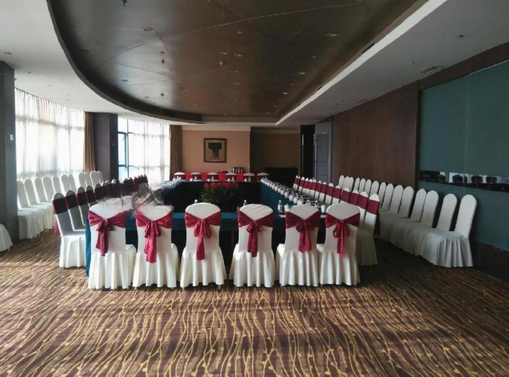Qingdao Royal Garden Hotel Екстер'єр фото