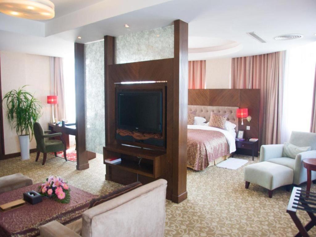 Qingdao Royal Garden Hotel Екстер'єр фото