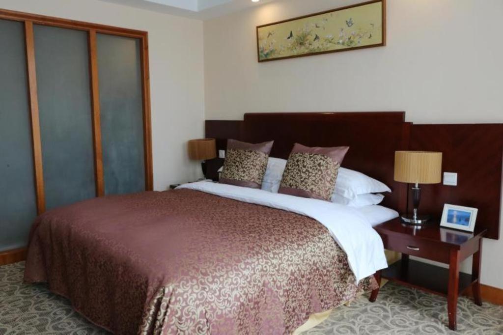 Qingdao Royal Garden Hotel Екстер'єр фото