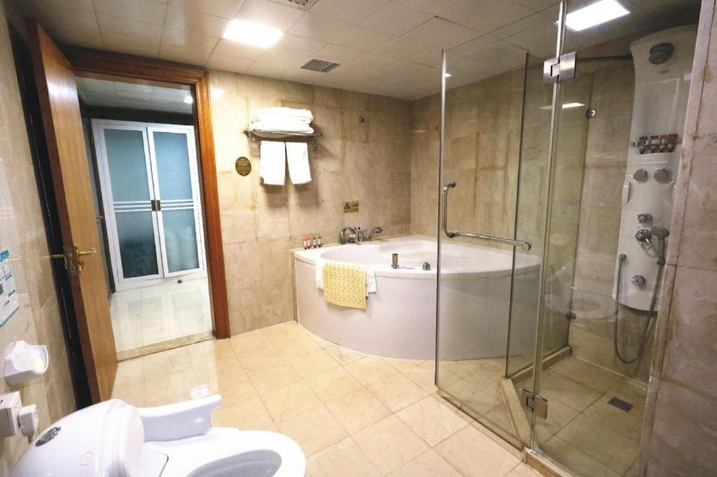 Qingdao Royal Garden Hotel Екстер'єр фото