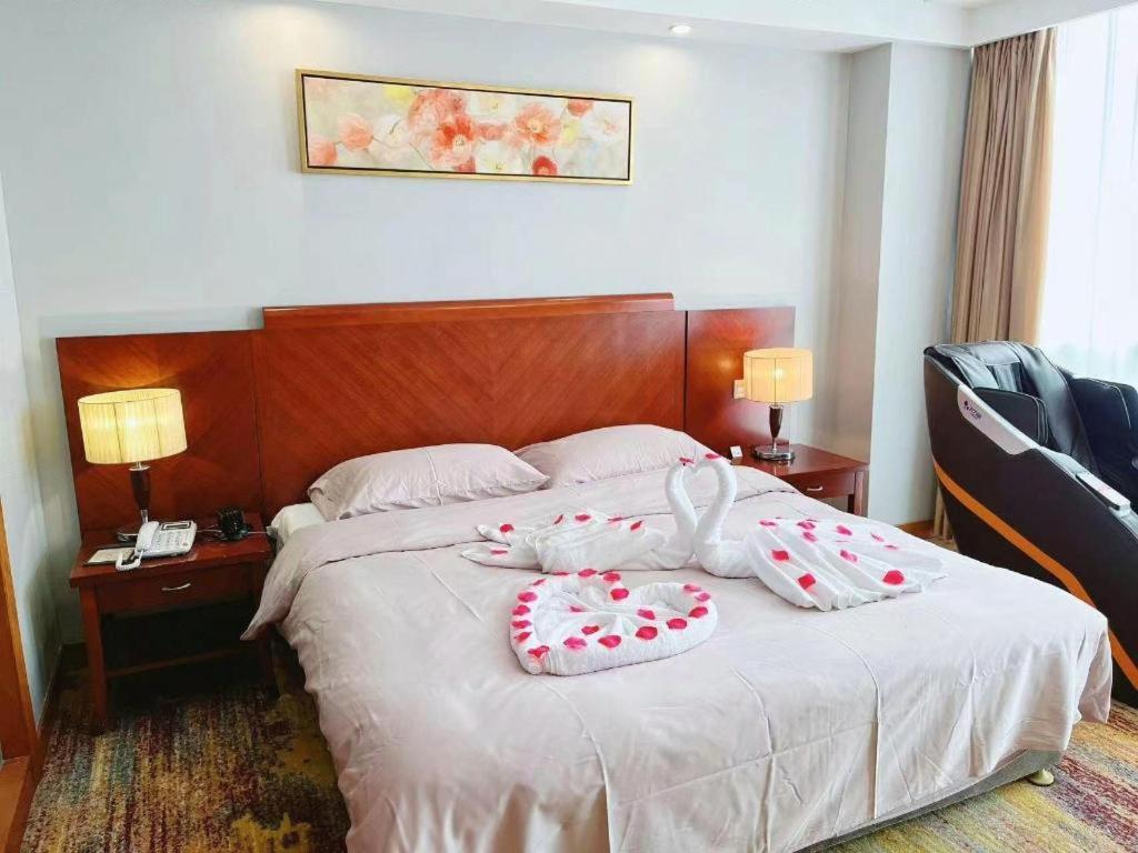 Qingdao Royal Garden Hotel Екстер'єр фото