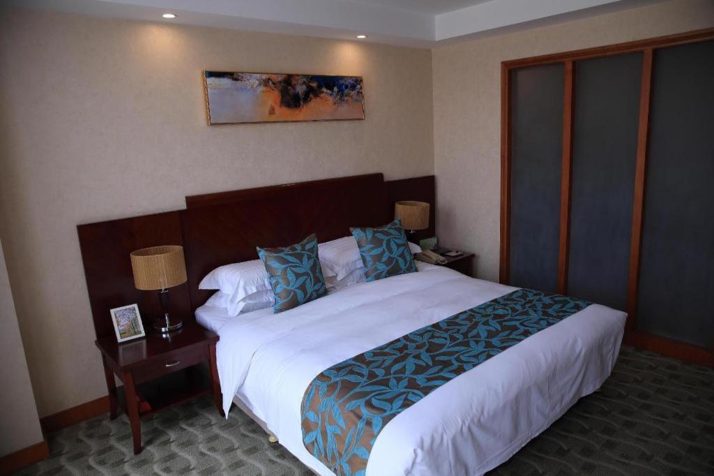Qingdao Royal Garden Hotel Екстер'єр фото