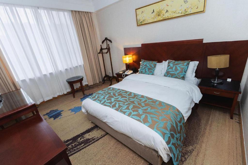 Qingdao Royal Garden Hotel Екстер'єр фото