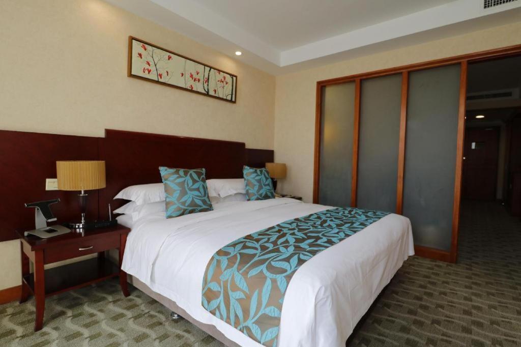 Qingdao Royal Garden Hotel Екстер'єр фото