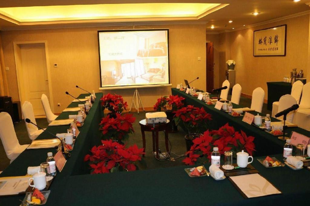 Qingdao Royal Garden Hotel Екстер'єр фото