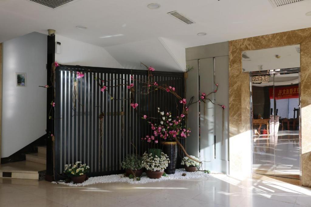 Qingdao Royal Garden Hotel Екстер'єр фото