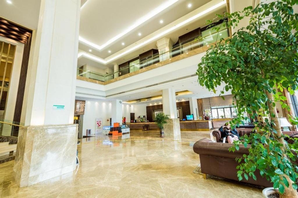 Qingdao Royal Garden Hotel Екстер'єр фото