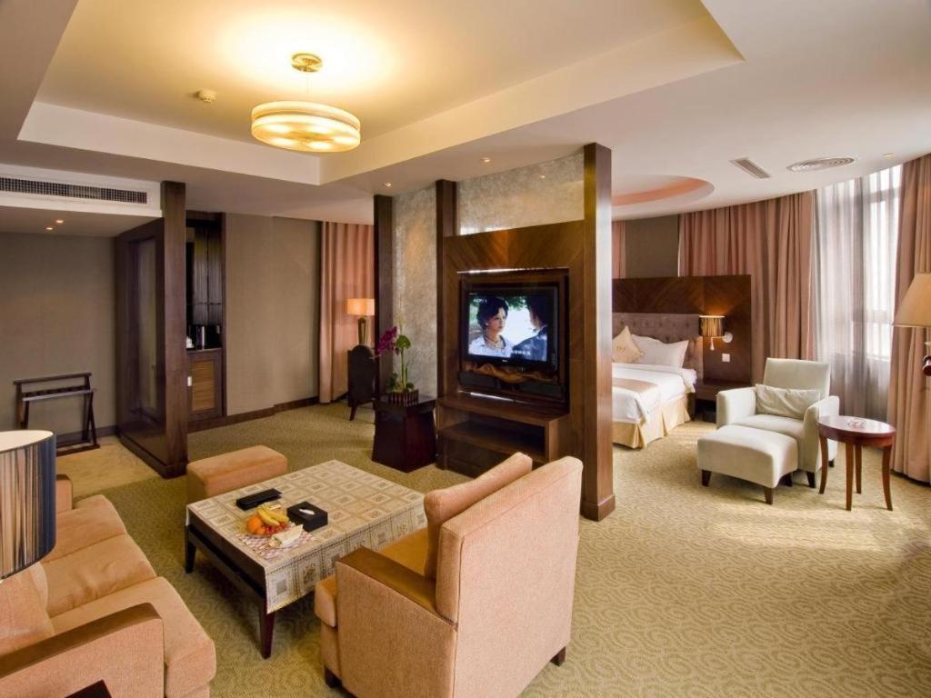 Qingdao Royal Garden Hotel Екстер'єр фото